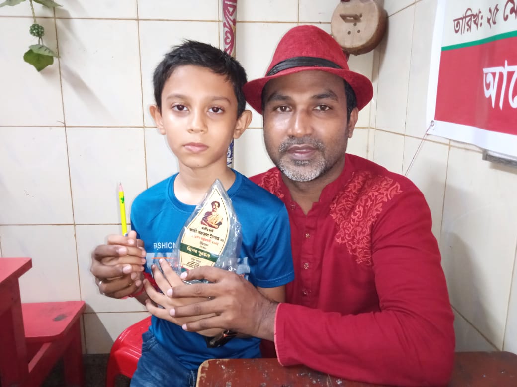 খুলনা আর্ট একাডেমির শিক্ষার্থী কুশল বিশ্বাস জাতীয় কবি কাজী নজরুল ইসলামের প্রতিকৃতি একে পুরস্কার অর্জন করে। 