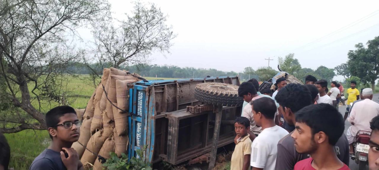 ট্রাকের চাকায় পিষ্ট হয়ে প্রাণ গেল বাবার, ছেলে গুরুতর আহত