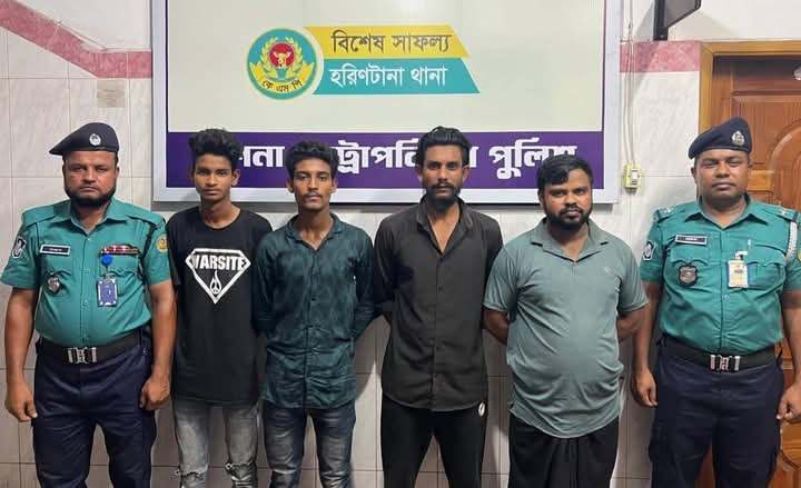 খুলনায় ৪ ছিনতাইকারী গ্রেফতার, দেশীয় অস্ত্র ও ছিনতাইকৃত মালামাল উদ্ধার