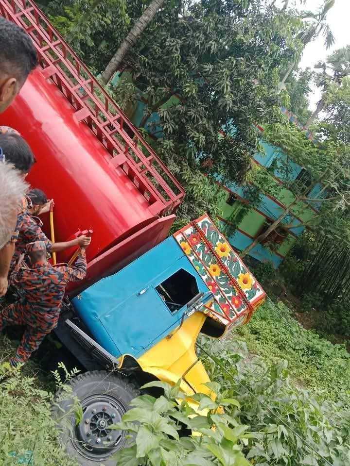 ডুমুরিয়ায় গোলনা রাহা বাড়ির সামনে মাহিন্দ্রা ও তেলবাহী ট্রাকের মুখোমুখি সংঘর্ষে নিহত -৩