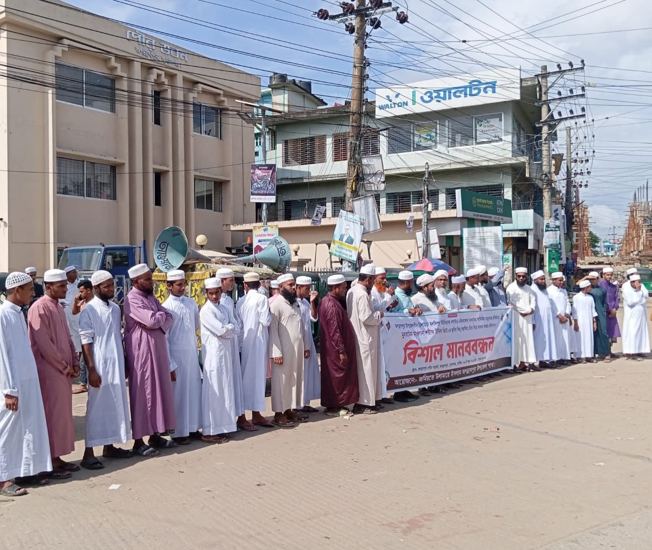 জগন্নাথপুরে মাওলানা শরীফ উদ্দিন জিয়ার উপর হামলার প্রতিবাদে মানববন্ধন