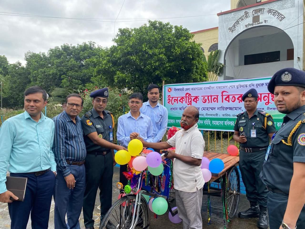 নীলফামারীতে মুক্তিপ্রাপ্ত বন্দীর হাতে ব্যাটারী চালিত অটো ভ্যান প্রদান