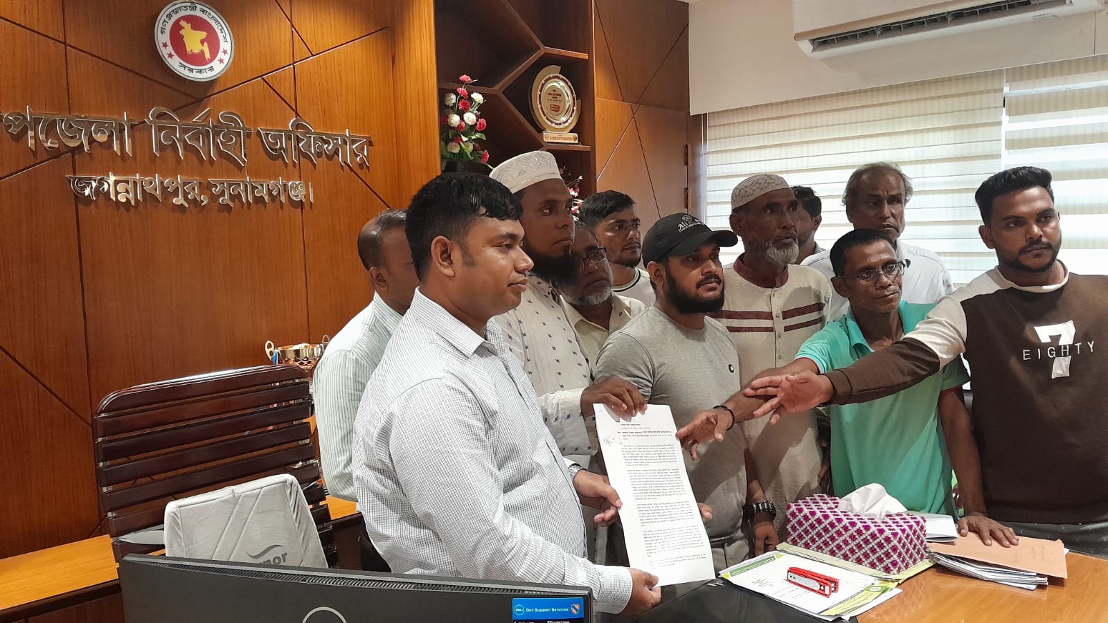 জগন্নাথপুরে মাদ্রাসা অধ্যক্ষের অপসারণ চেয়ে এলাকাবাসীর স্মারকলিপি প্রদান