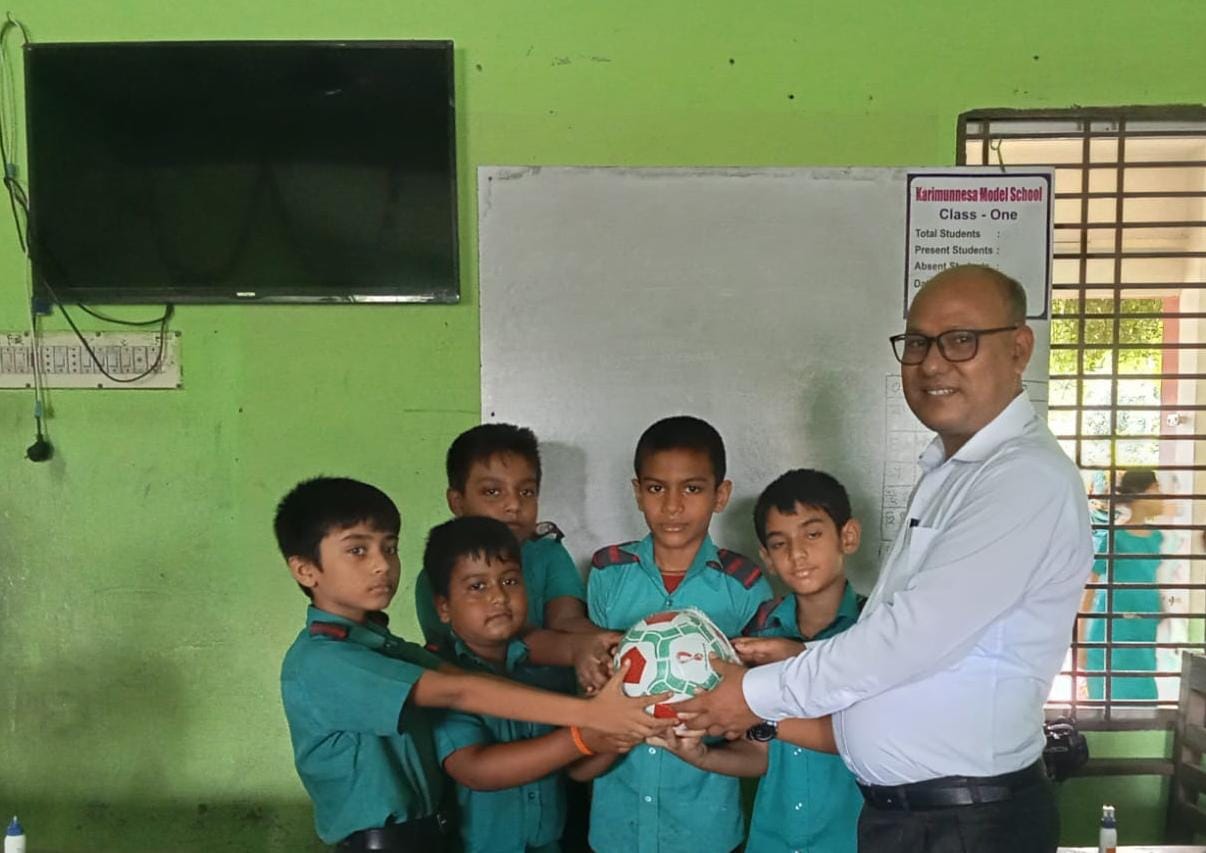 মোবাইল আসক্ত থেকে দূর করার জন্য শিক্ষার্থীদের হাতে বল তুলে দিলেন শিশু প্রেমি শিক্ষক ধনঞ্জয় রায়