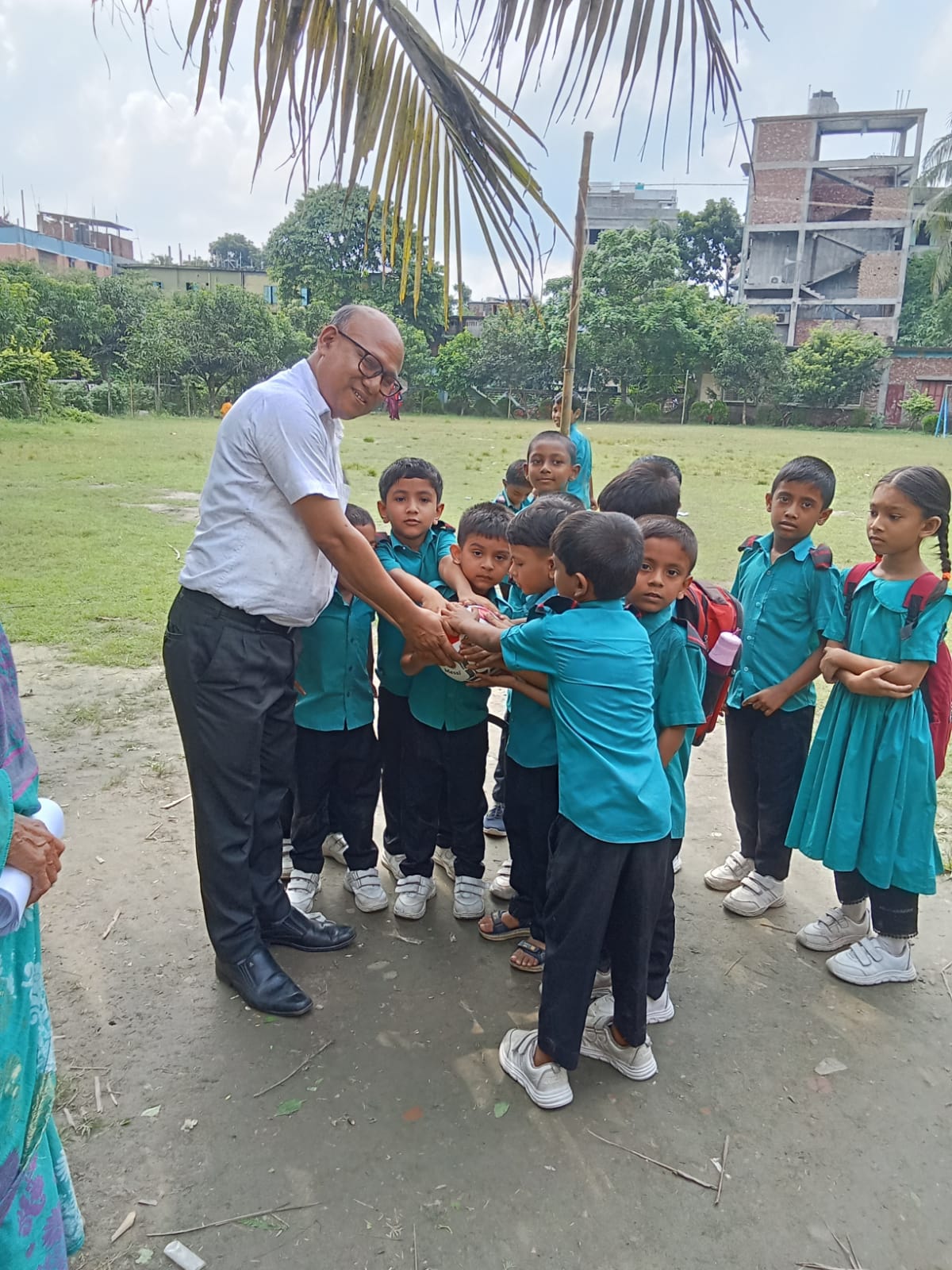 মোবাইল আসক্ত থেকে দূর করার জন্য প্লে গ্রুপের শিক্ষার্থীদের হাতে বল তুলে দিলেন শিশু প্রেমি শিক্ষক ধনঞ্জয় রায়