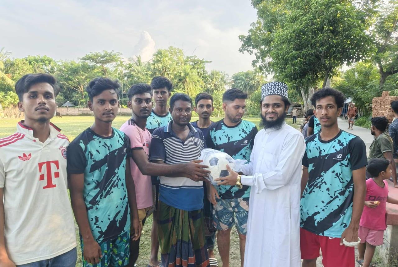 বিরাট মাধ্যমিক বিদ্যালয়ে খেলোয়াড়দের মাঝে ফুটবল ও ক্রীড়া সামগ্রী বিতরণ