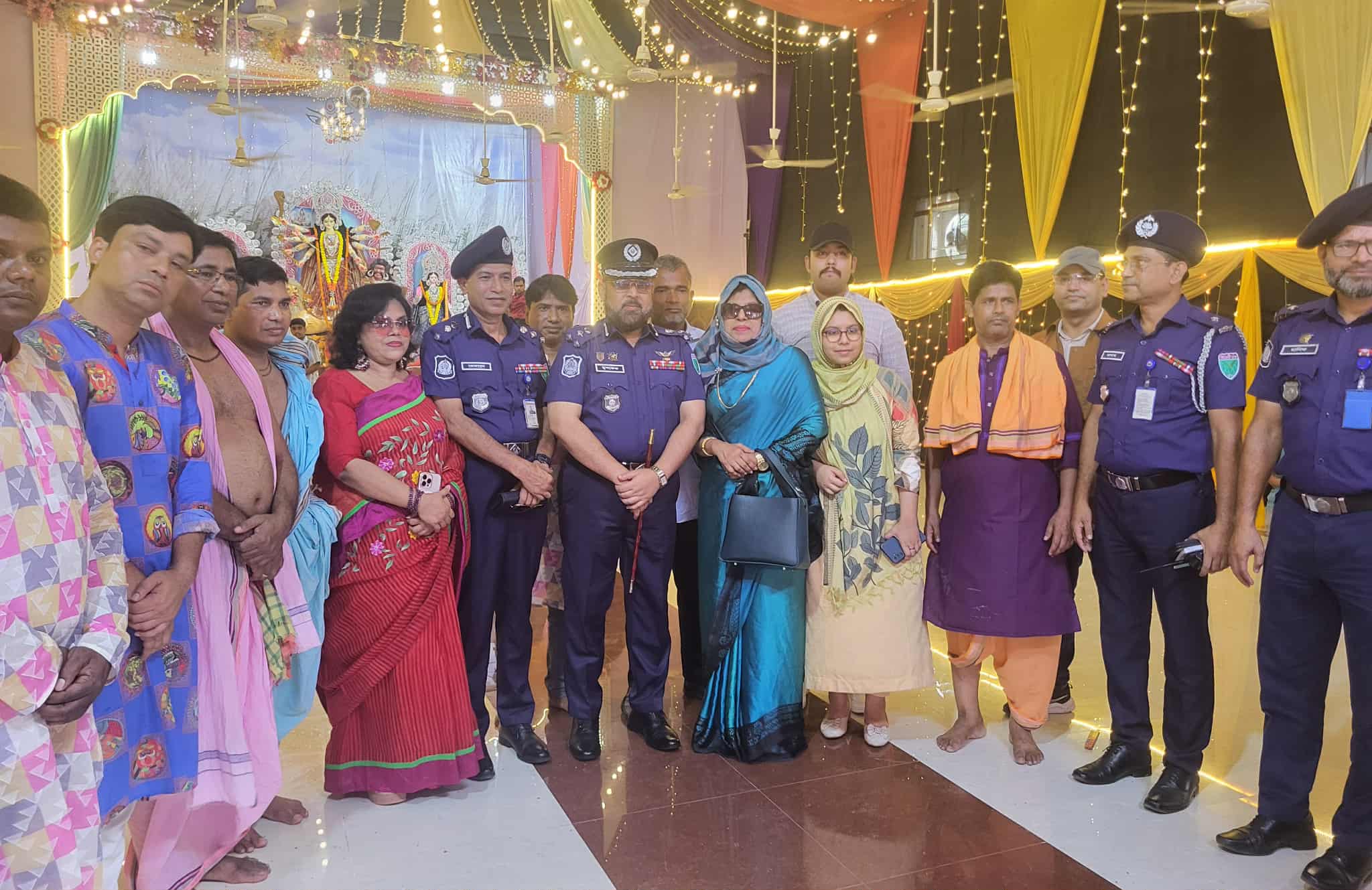 সুনামগঞ্জে পূজা মণ্ডপ পরিদর্শন করেন সিলেট রেঞ্জের ডিআইজি