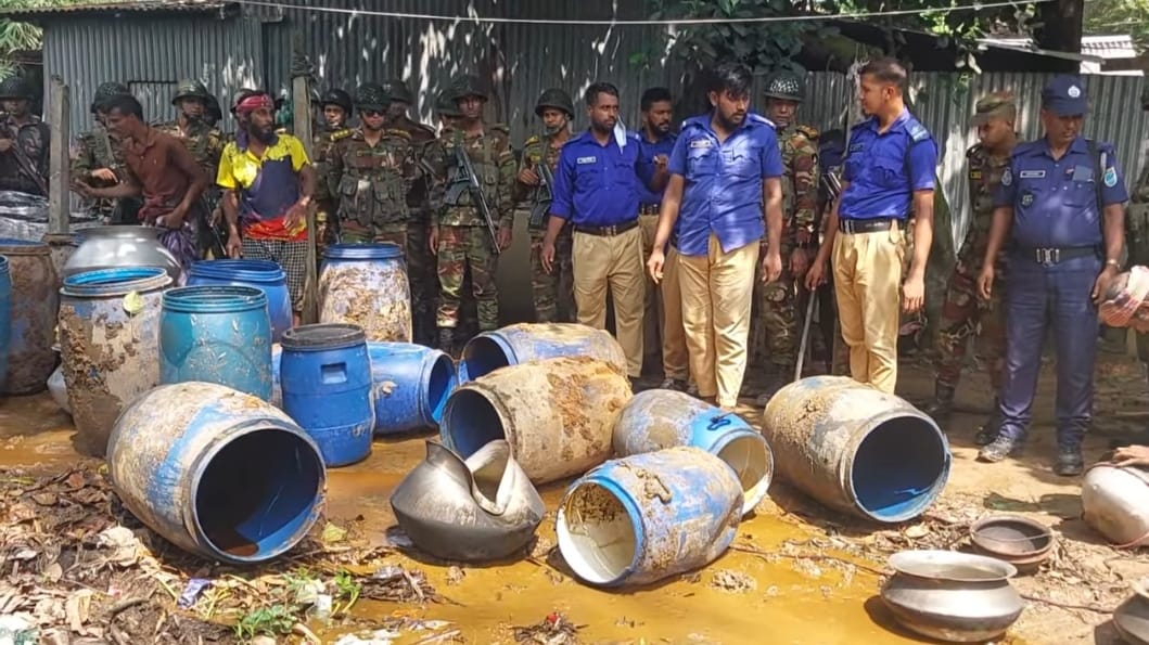 কালিয়াকৈরের ঠাকুরপাড়ায় বাংলা মদের আস্তানায় যৌথবাহিনীর অভিযান