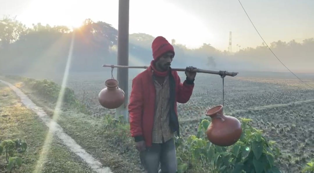 কিশোরগঞ্জে শীতের আমেজ টাটকা খেজুর রসের সন্ধানে রসপ্রেমীদের ঢল