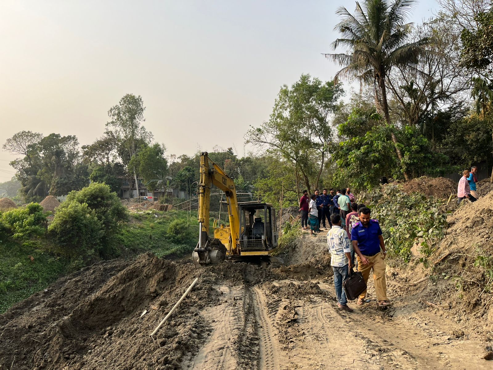 আবারো সিংগাইরে কৃষি জমির মাটি কাটায় অর্থদন্ড,৩ ভেকু অকার্যকর করলেন ভ্রাম্যমান আদালত