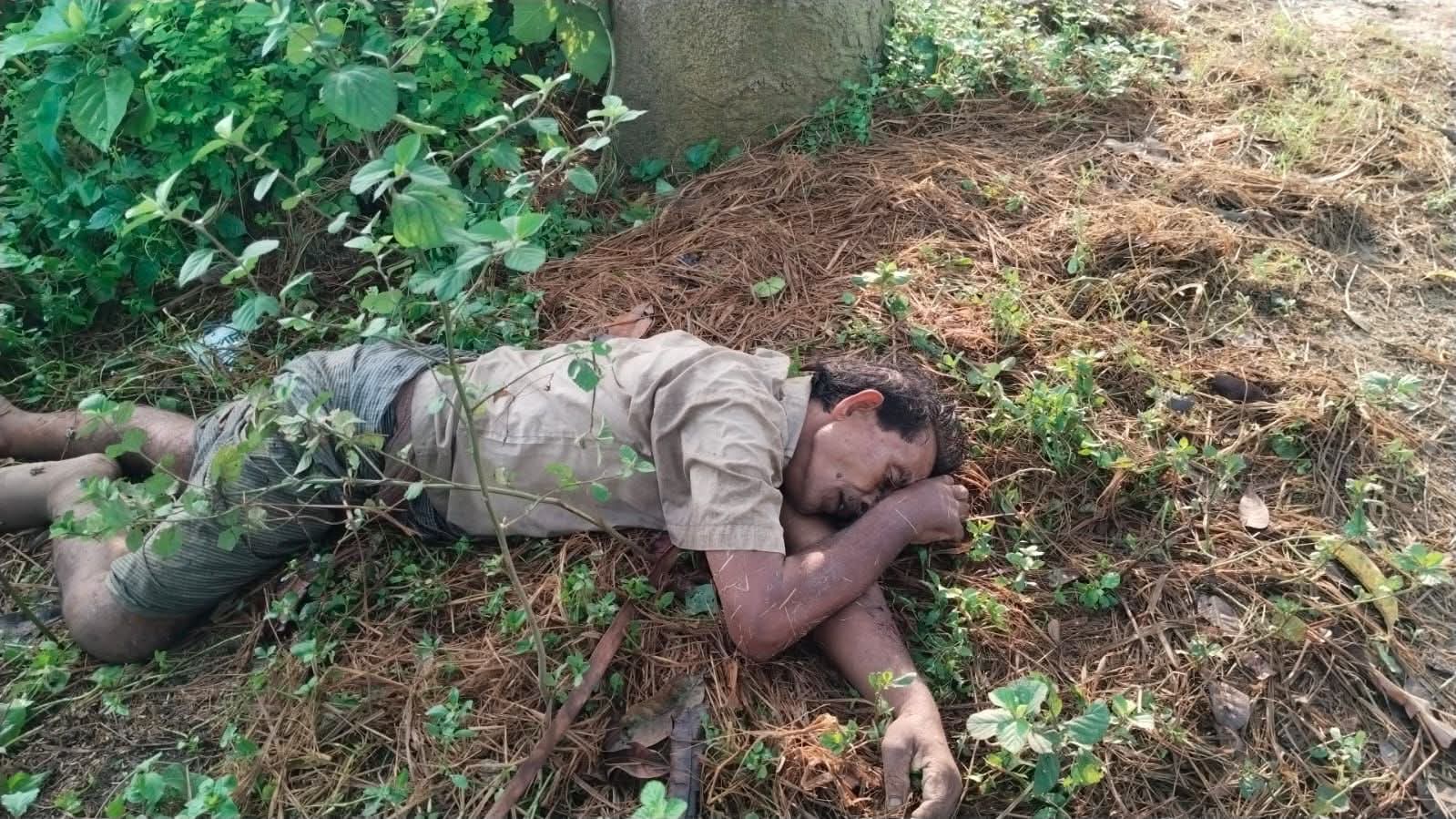 নিয়ামতপুরে রাস্তার ধারে পড়ে ছিল মরদেহ, শরীরে আঘাতের চিহ্ন