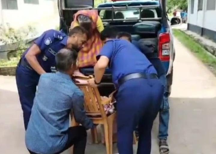 অসুস্থ  শিক্ষার্থীকে সরকারি গাড়িতে হাসপাতালে নিয়ে চিকিৎসার ব্যবস্থা করেন ওসি শফিকুল ইসলাম