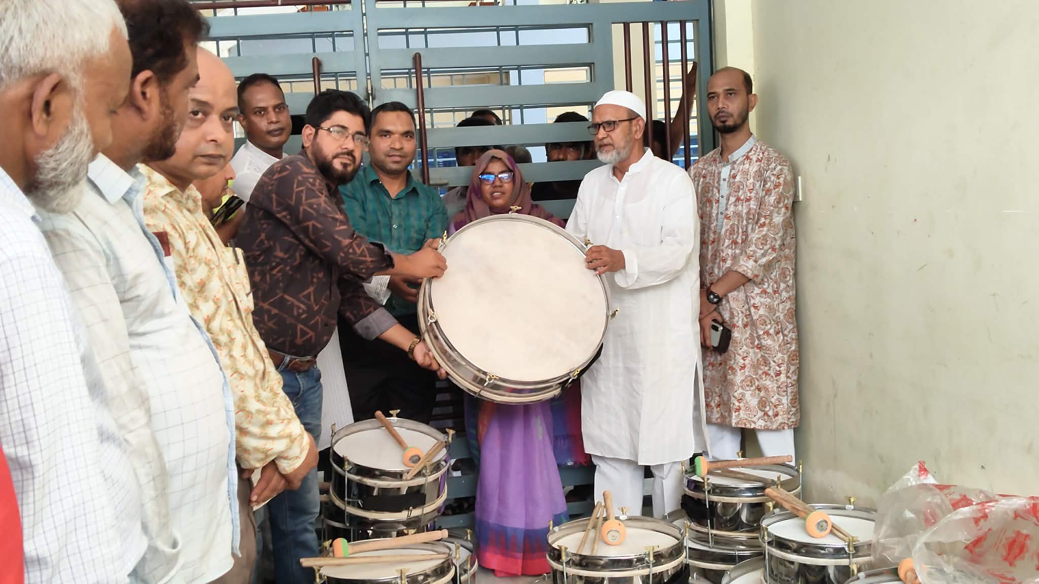 নিয়ামতপুরে ক্ষতিগ্রস্ত পরিবারকে চেক ও ঢেউটিন বিতরণ, শিক্ষা প্রতিষ্ঠানে সামগ্রী প্রদান