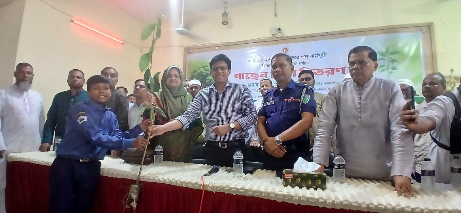 সিলেটের বিশ্বনাথে বিভিন্ন শিক্ষাপ্রতিষ্ঠানে গাছের চারা বিতরণ করলেন- এমপি তাহসিনা রুশদীর লুনা