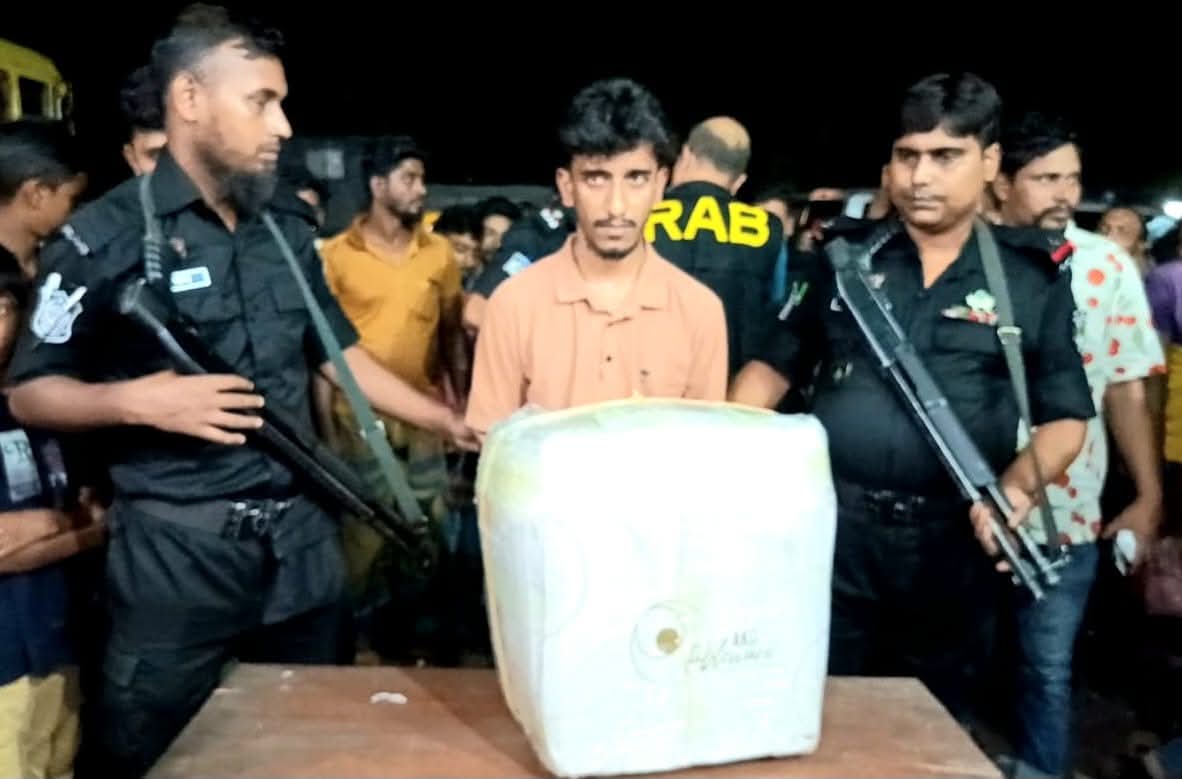বাগেরহাটের রামপালে র‍্যাবের অভিযানে ১৫ কেজি গাঁজাসহ মাদক কারবারি আটক