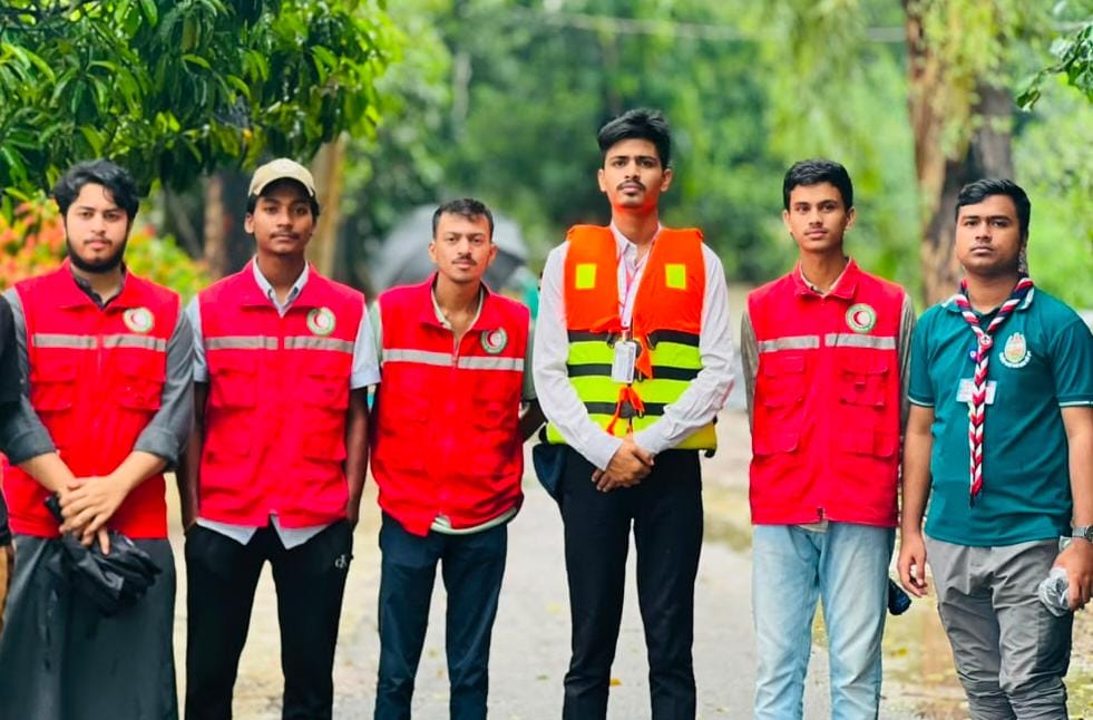 টানা বর্ষণে চট্টগ্রাম-ক্সবাজার প্লাবিত: পানিবন্দি মানুষের পাশে তরুণ স্বেচ্ছাসেবকরা