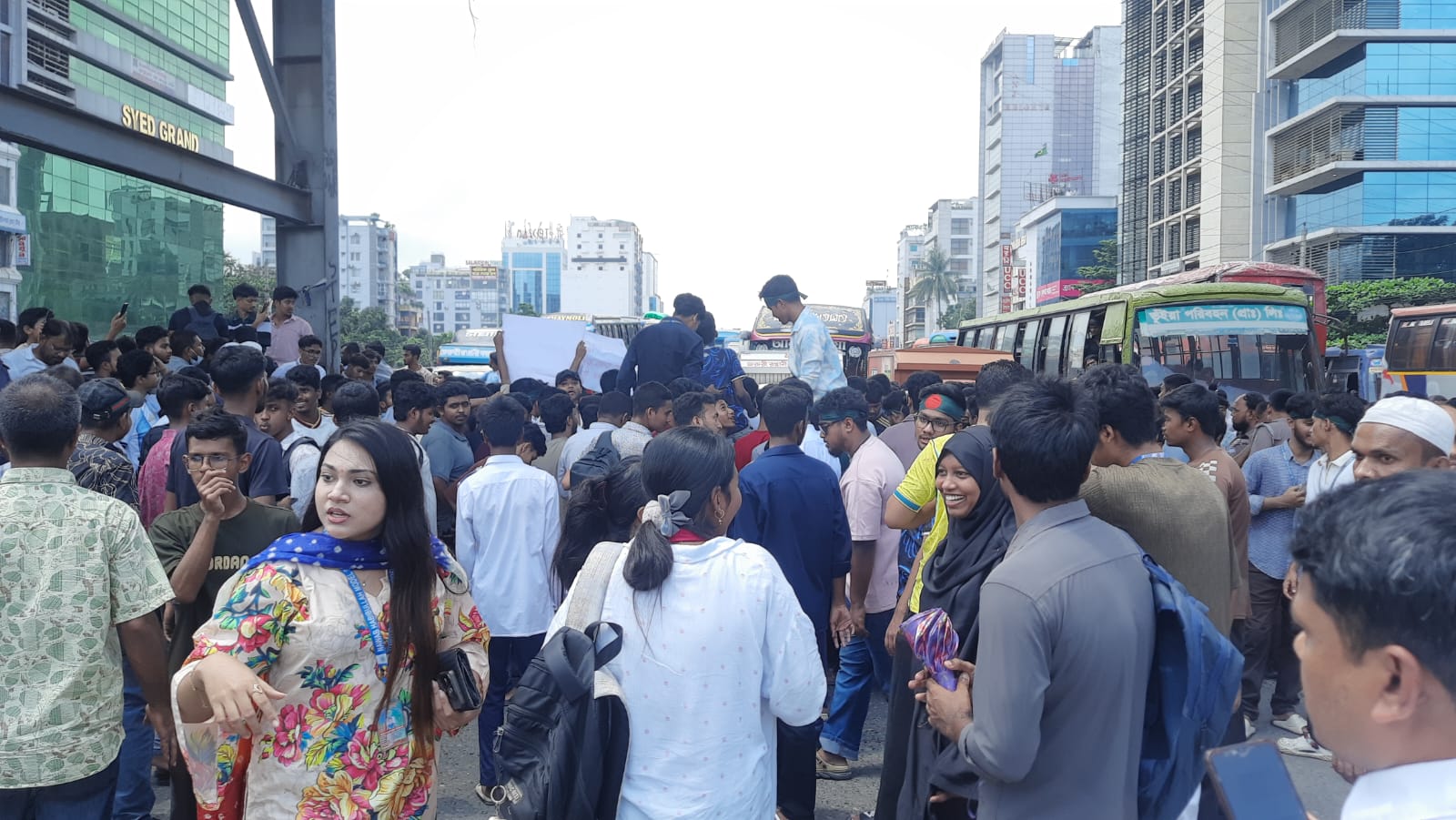 ​শিক্ষামন্ত্রীর পদত্যাগের দাবিতে উত্তরায় শিক্ষার্থীদের সড়ক অবরোধ ও বিক্ষোভ