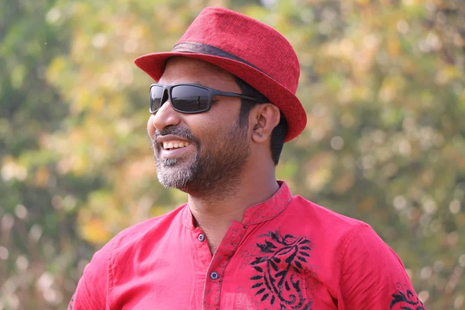 বহুগুণে গুণান্বিত “চিত্রশিল্পী মিলন বিশ্বাস”
