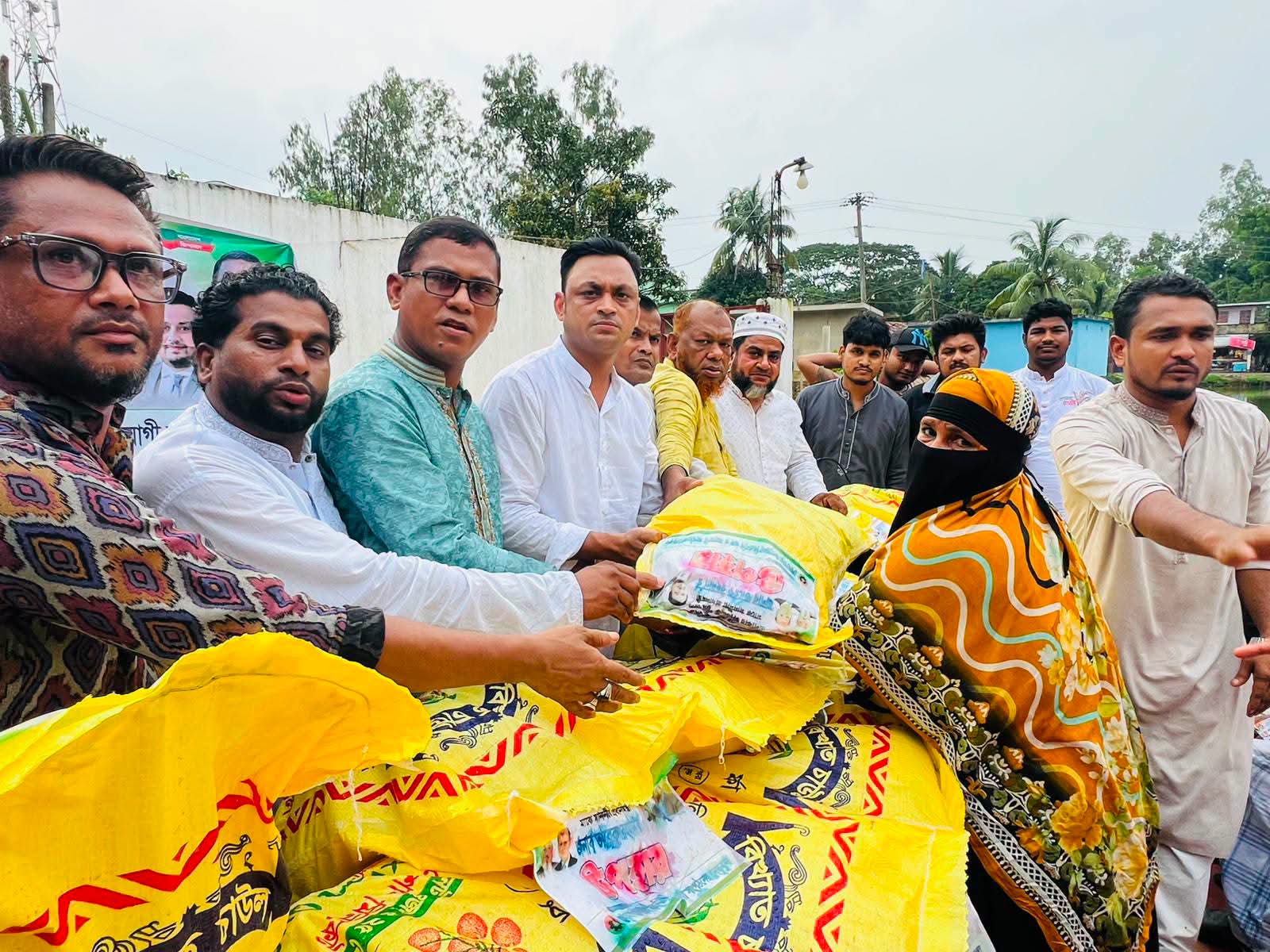 কলাউজানে প্রধানমন্ত্রীর উপহার নিয়ে বন্যাদুর্গতদের পাশে বিএনপি নেতা ফৌজুল কবির ফজলু