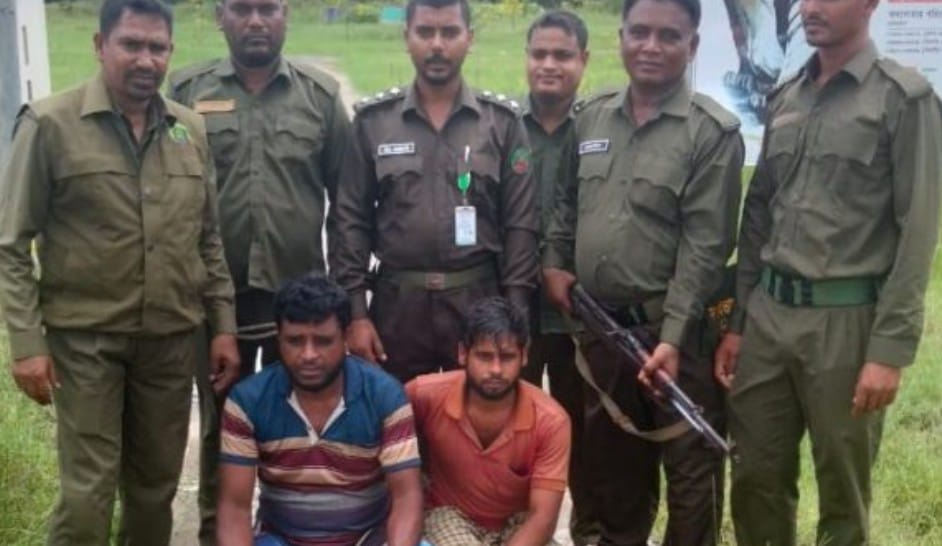 সুন্দরবনে ৪৫০ কেজি কাঁকড়া ও ১৫০ কেজি মাছ সহ ২ জেলে আটক