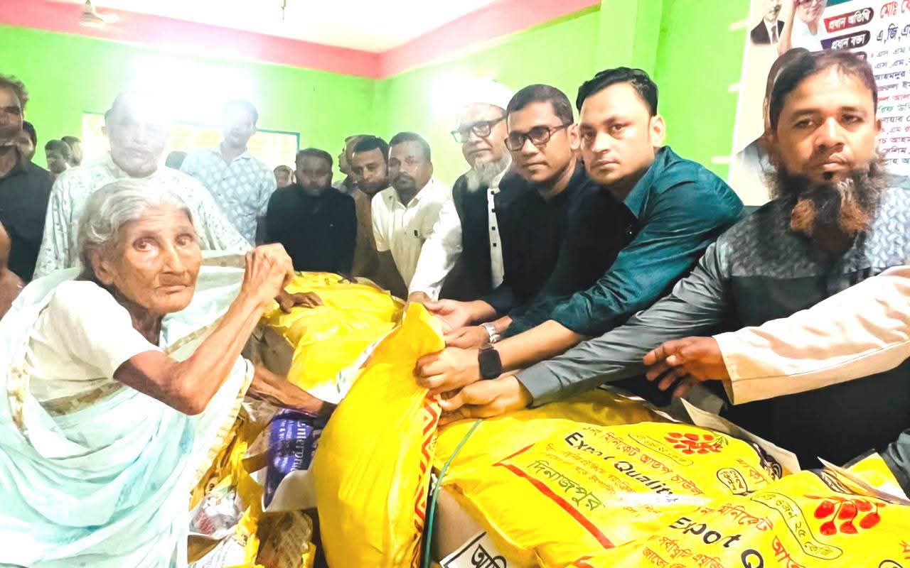 লোহাগাড়ায় চতুর্থ ধাপে এক হাজার পরিবারকে প্রধানমন্ত্রীর উপহার বিতরণ করলেন বিএনপি নেতা ফৌজুল কবির ফজলু