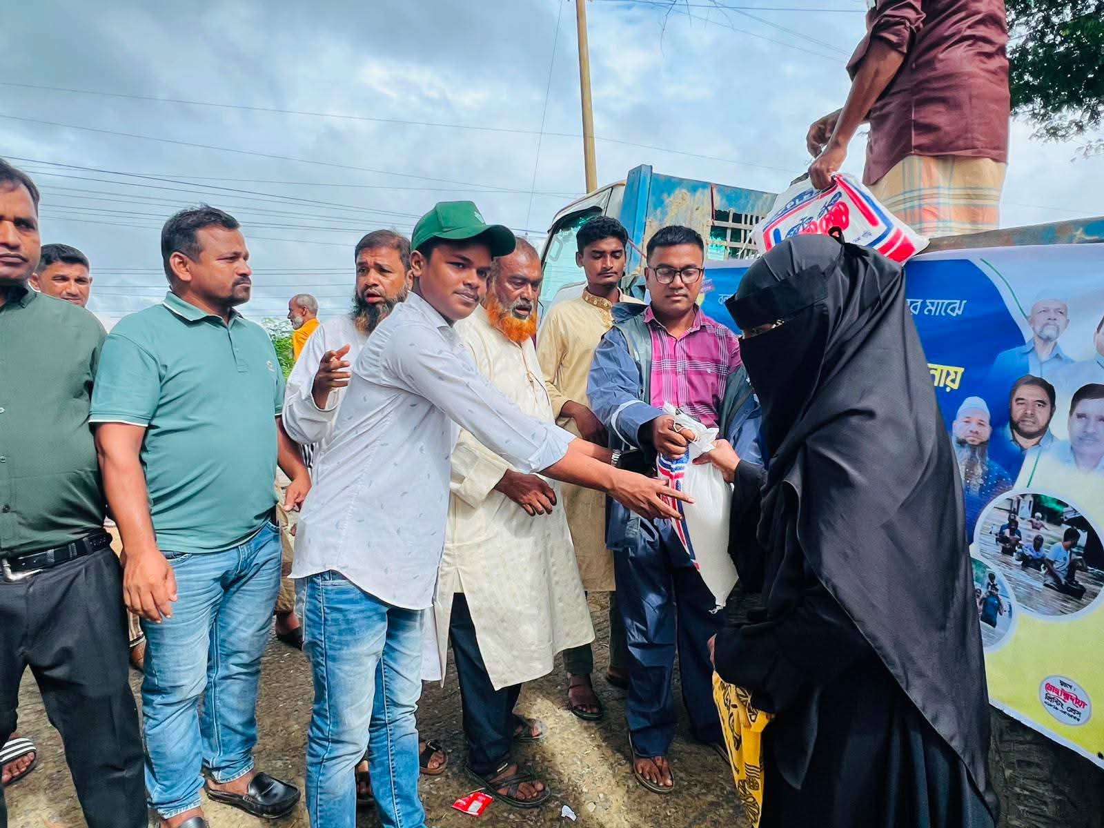 বন্যা কবলিত মানুষের মাঝে প্রধানমন্ত্রীর উপহার বিতরণ করলেন তানভীর জিহান