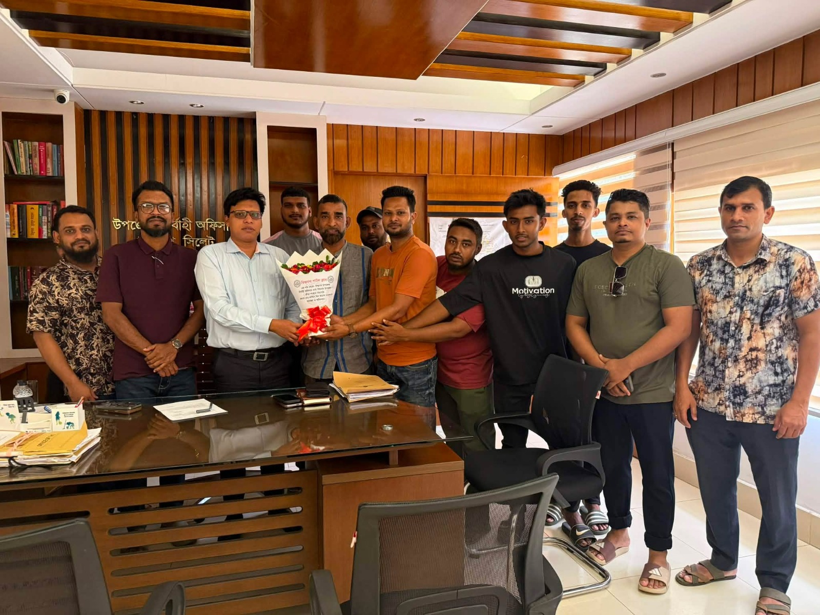 নবাগত উপজেলা নির্বাহী কর্মকর্তাকে ফুল দিয়ে শুভেচ্ছা জানান বিশ্বনাথ শাটল ক্লাব