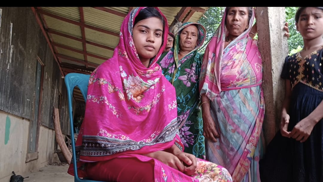 বিয়ের দাবিতে প্রেমিকের বাড়িতে তরুণীর অনশন, প্রেমিক পলাতক, বিয়ে না করলে আত্মহত্যার হুমকি