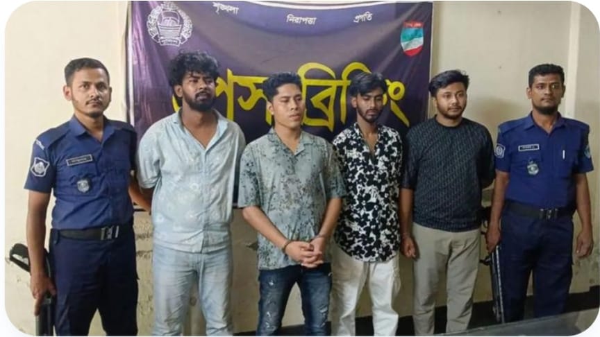 যশোর থেকে গ্রেপ্তার শীর্ষ সন্ত্রাসী ডেভিড ইমনকে নেওয়া হচ্ছে চট্টগ্রামে