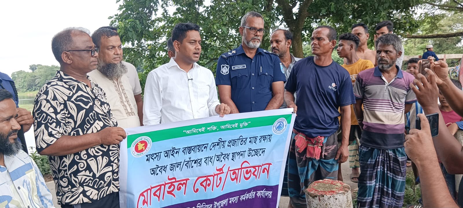 সিংগাইরে দেশীয় প্রজাতির মাছ সংরক্ষণে অবৈধ চায়না জালের বিরুদ্ধে মোবাইল কোর্ট