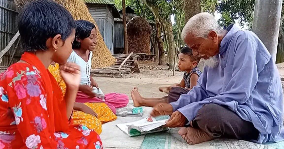 গাইবান্ধা জেলা প্রশাসকের মানবিক উদ্যোগে নতুন ঘর পেলেন ‘এক টাকার মাস্টার’