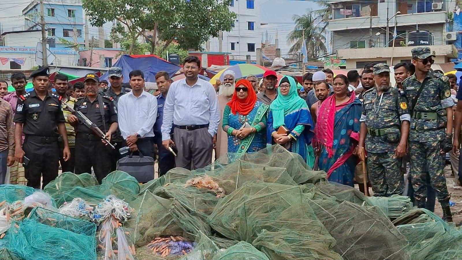 নরসিংদীর মাধবদী হাটে অবৈধ কারেন্ট ও রিং জালের বিরুদ্ধে মোবাইল কোট পরিচালিত