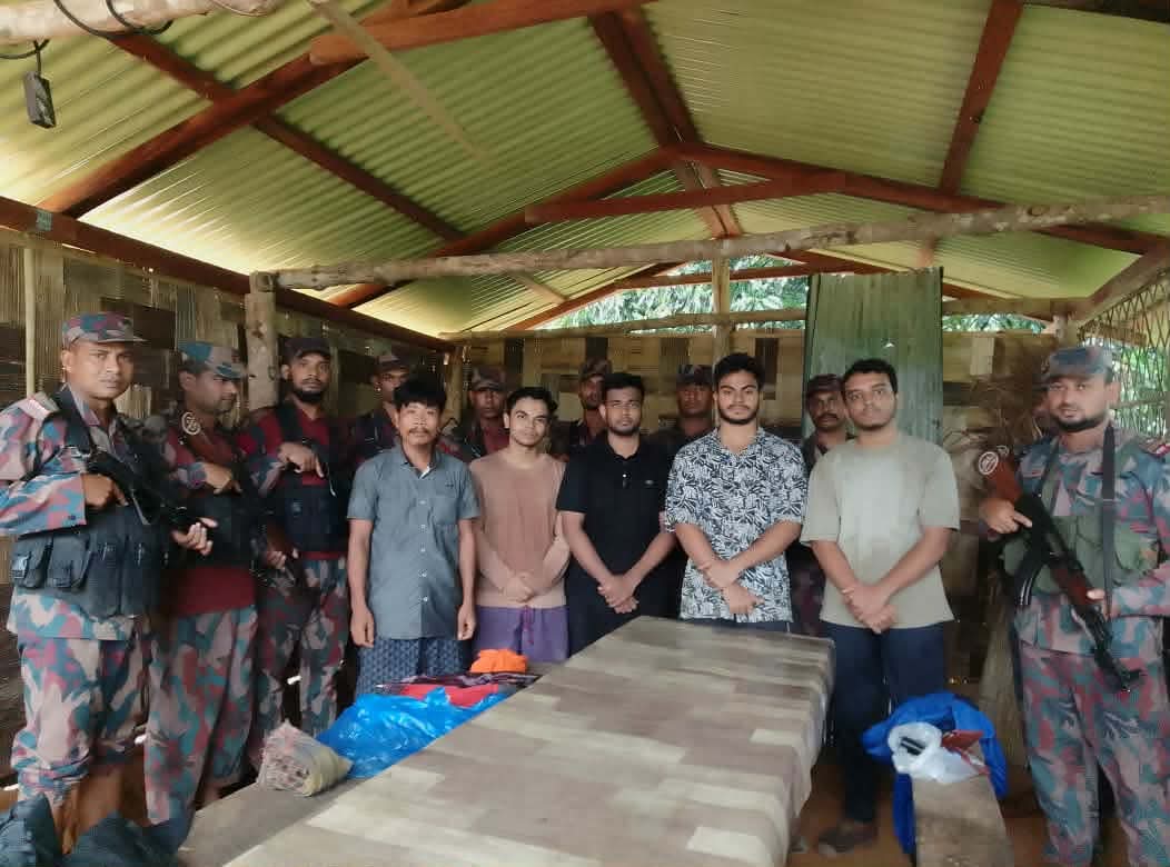 দুর্গম থুইসাপাড়ায় আটকে পড়া ৪ পর্যটকের নিরাপত্তা নিশ্চিত করল বিজিবি
