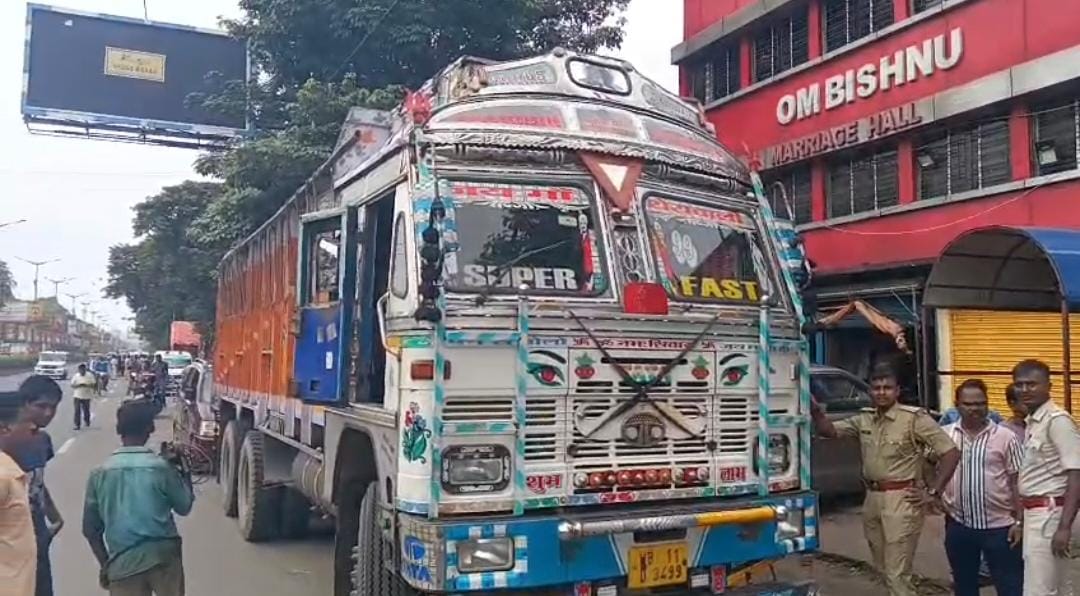 বরানগরে লরির ধাক্কায় ঝরল দুই শিশুর প্রাণ, আহত বাবা; বি.টি. রোডে তীব্র ক্ষোভ