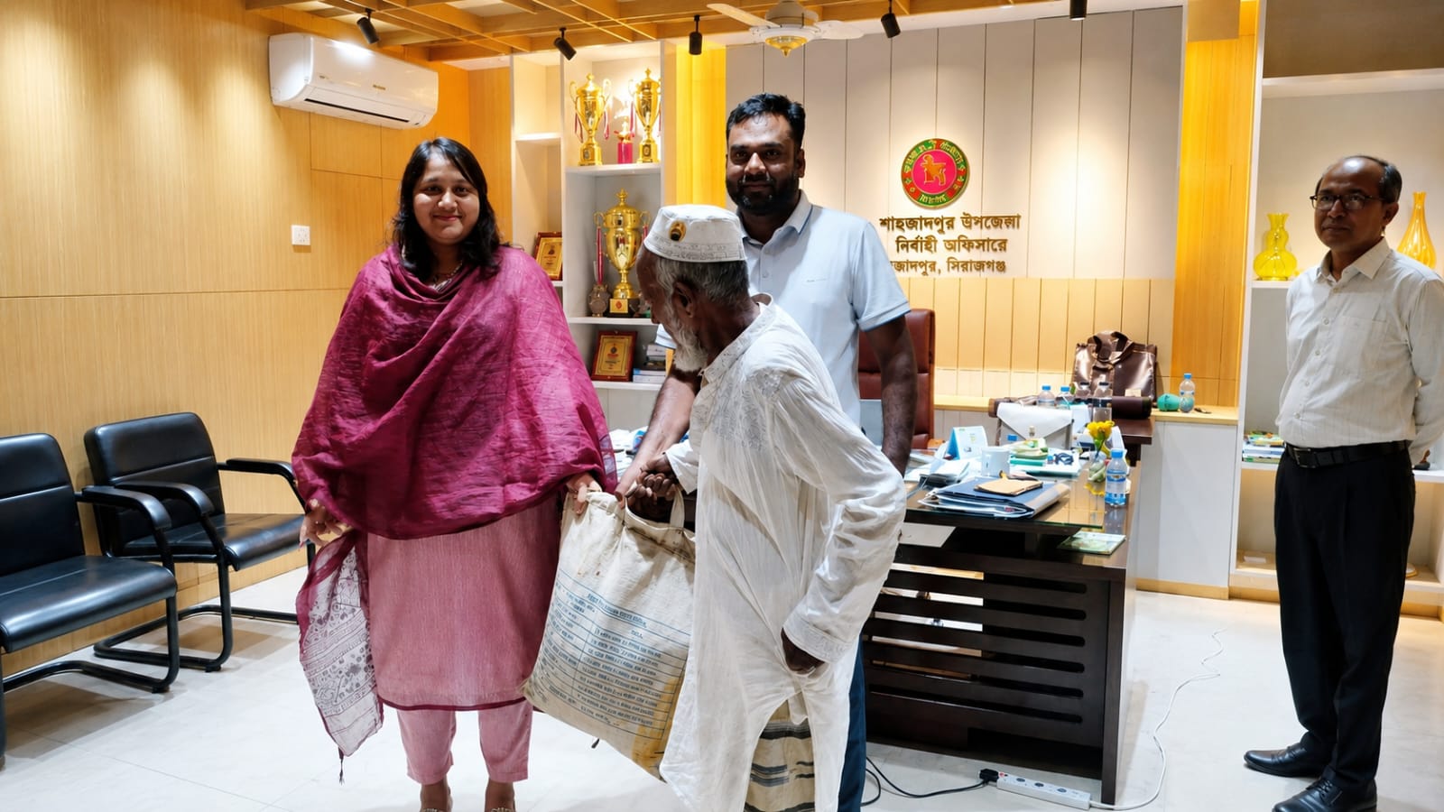 অসহায় বৃদ্ধকে শুকনো খাবার ও ব্যক্তিগত সহায়তা দিলেন শাহজাদপুরের ইউএনও সাবরিনা শারমিন