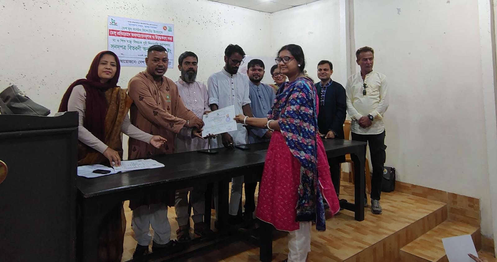 ডেঙ্গু প্রতিরোধে সচেতনতা ও মা-শিশু স্বাস্থ্য প্রশিক্ষণের সনদ বিতরণ