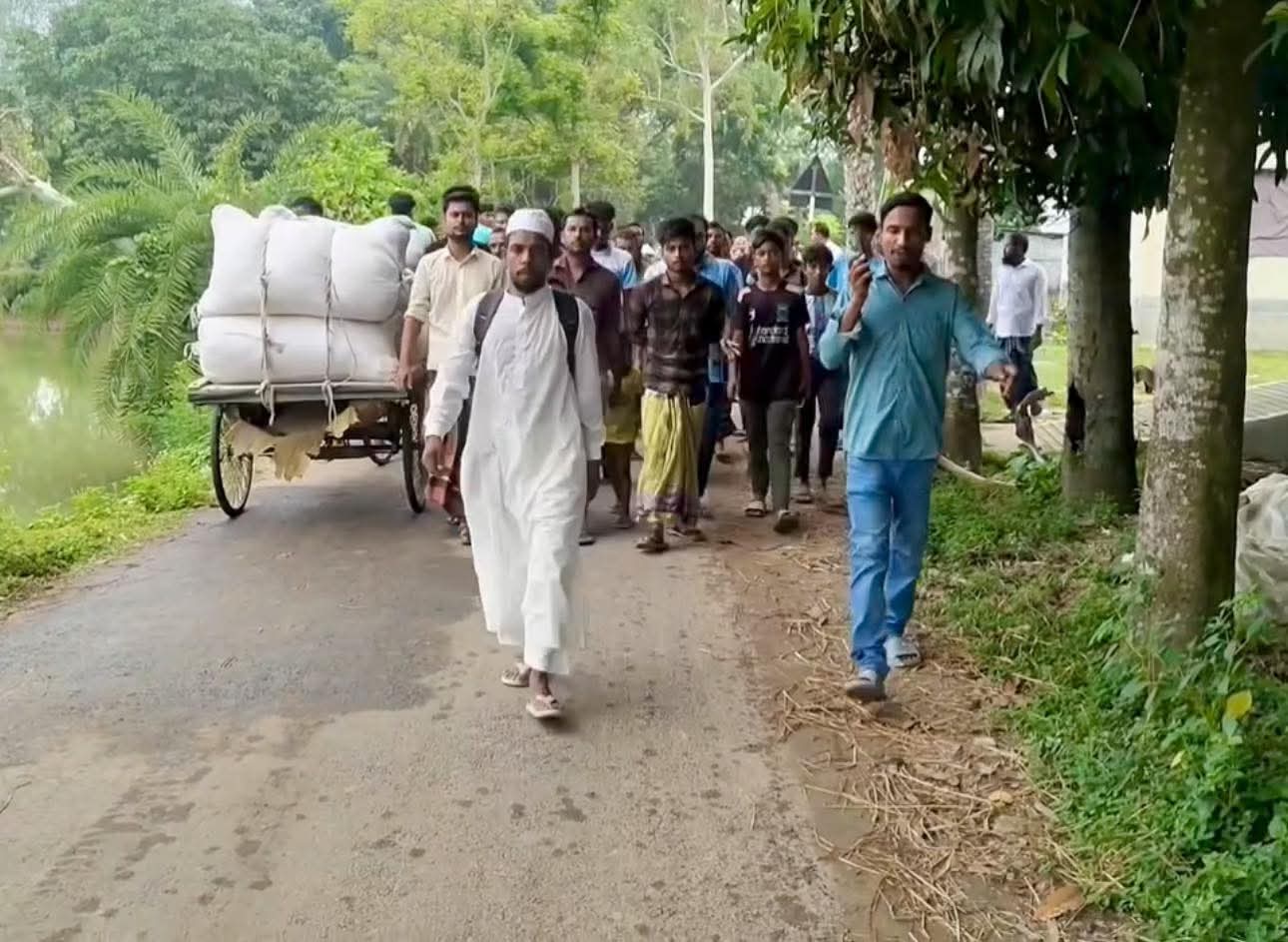 পবিত্র হজ পালনের উদ্দেশ্যে পায়ে হেঁটে সৌদি আরবের পথে সিংড়ার দুলাল হোসেন