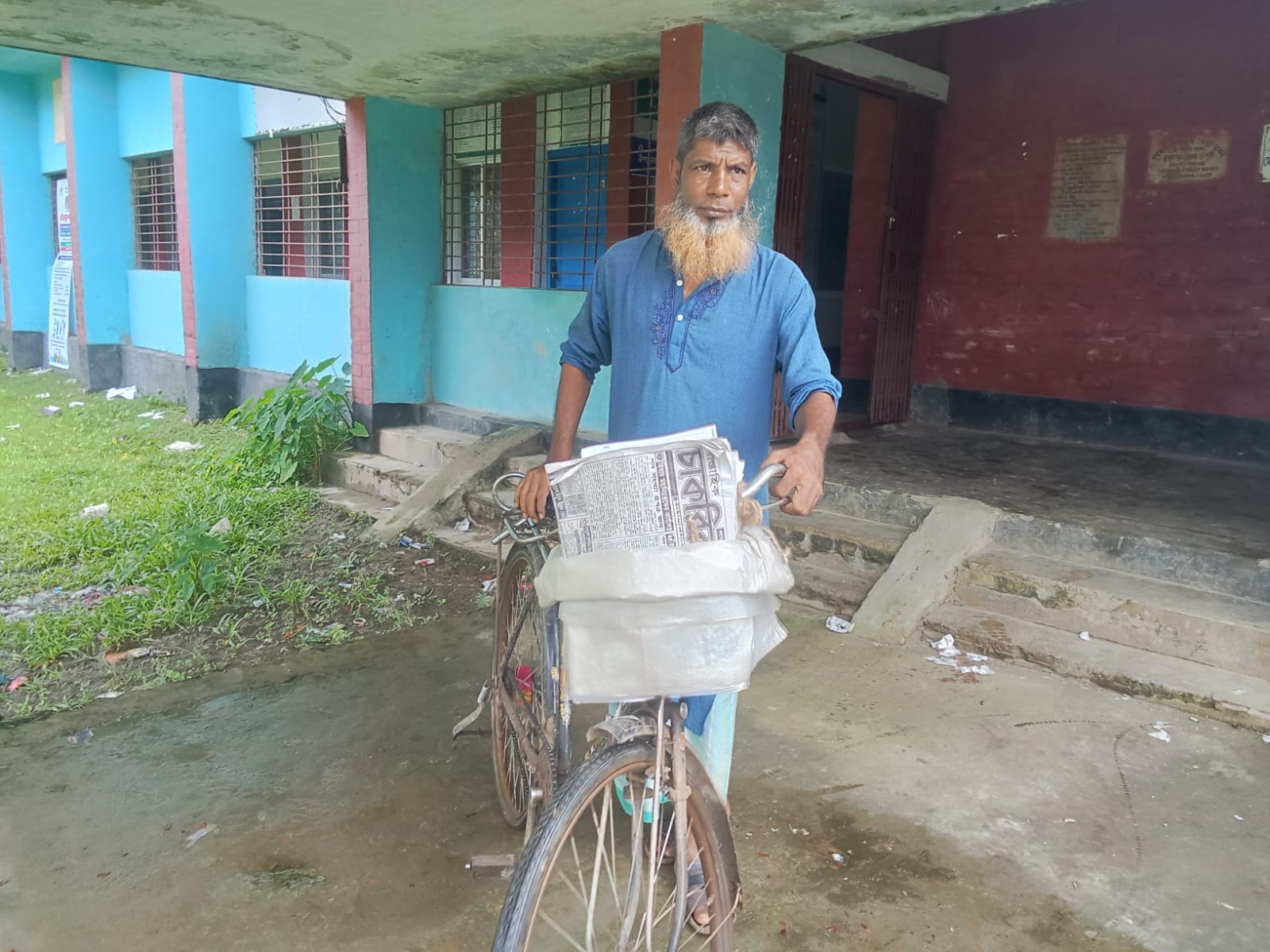 অসুস্থ শরীর ও ক্রাচে ভর দিয়ে ৪১ বছর ধরে পত্রিকা বিলি করছেন পূর্বধলার আবুল কাশেম