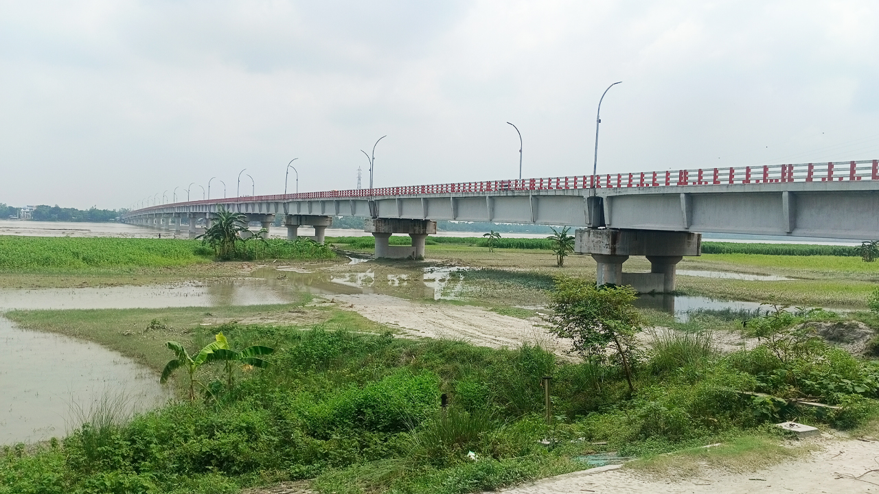 রংপুরের দ্বিতীয় তিস্তা সেতুতে চলে না ভারী যানবাহন