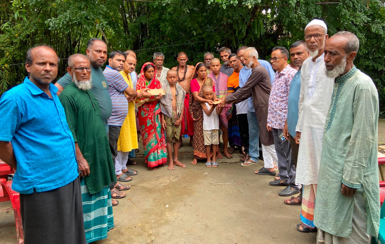 জগন্নাথপুরে নৌকাডুবিতে নিহতদের স্বজনদের পাশে মেয়র প্রার্থী সুজাতুর রেজা: আর্থিক সহায়তা ও সমবেদনা জ্ঞাপন