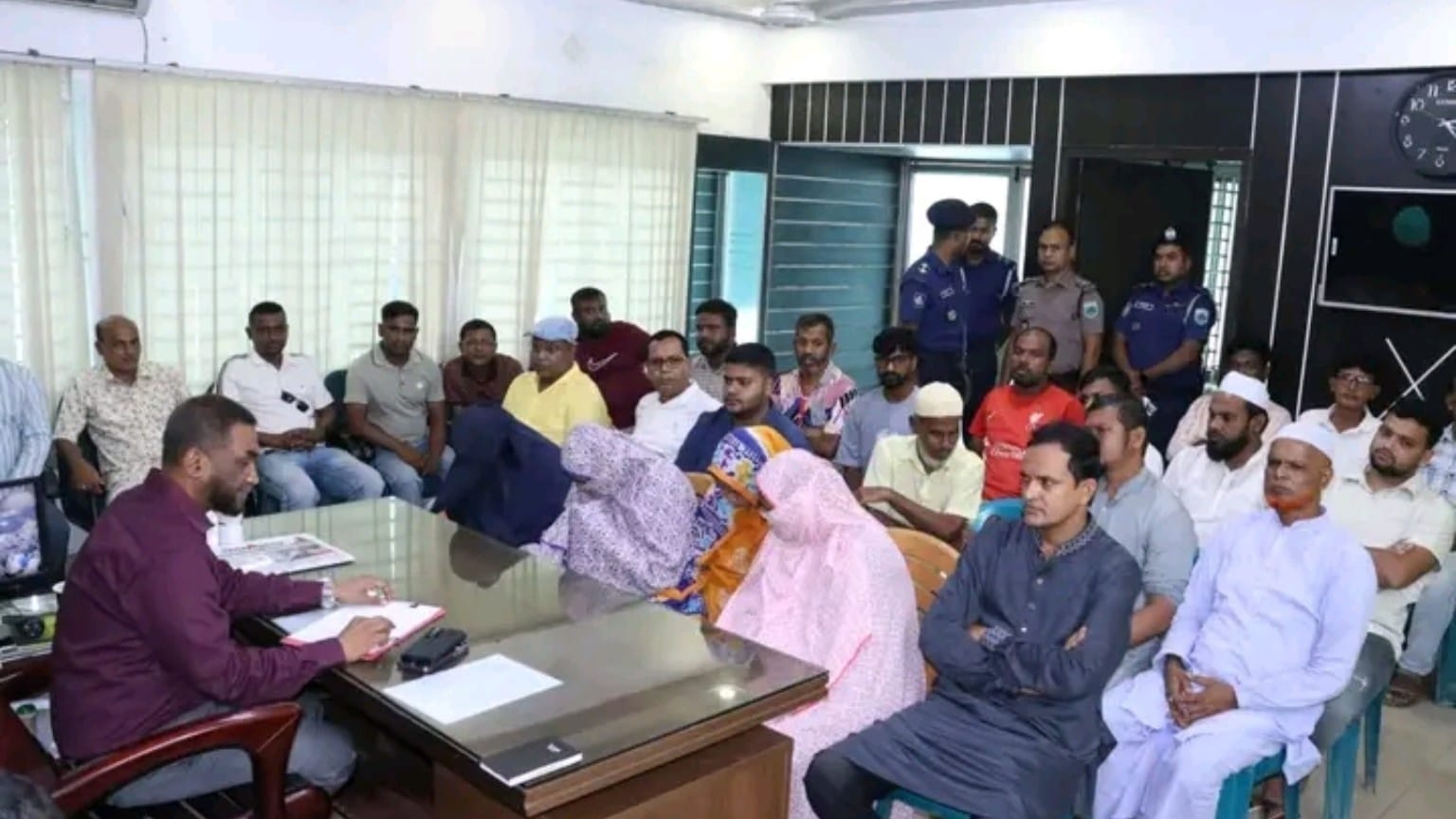 উল্লাপাড়া মডেল থানায় বিভিন্ন শ্রেণি-পেশার মানুষের সঙ্গে মতবিনিময় করেন সিরাজগঞ্জ পুলিশ সুপার সাইফুল ইসলাম