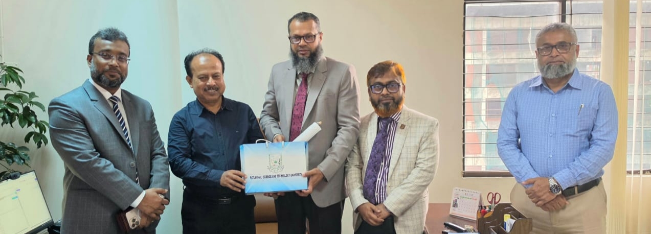 ইউজিসির ৪ সদস্যের সাথে পবিপ্রবির ভিসি, প্রো-ভিসি ও ট্রেজারারের সৌজন্য সাক্ষাৎ