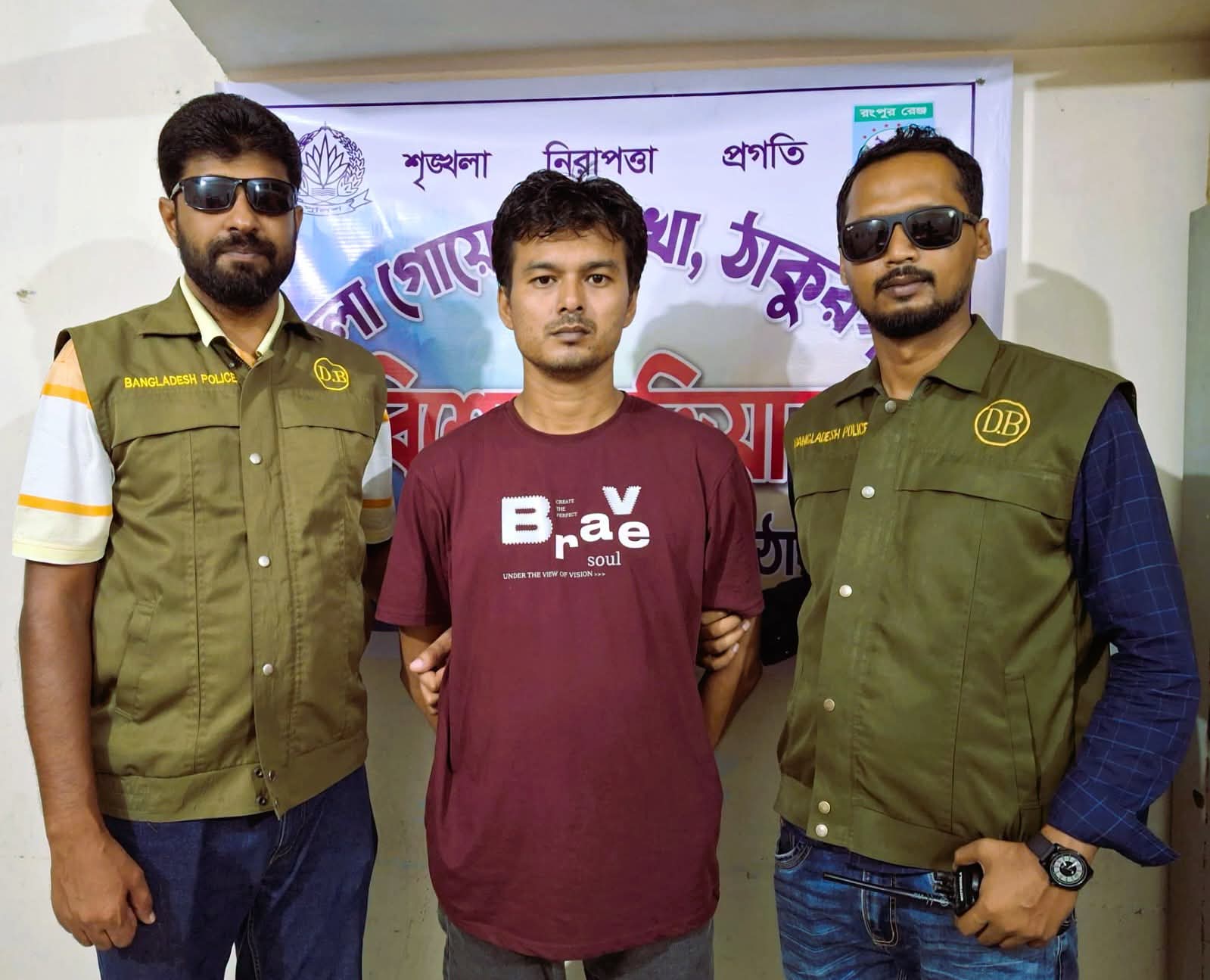 ঠাকুরগাঁওয়ে ডিবির অভিযানে ২৭ মামলার আসামি আকাশ গ্রেফতার