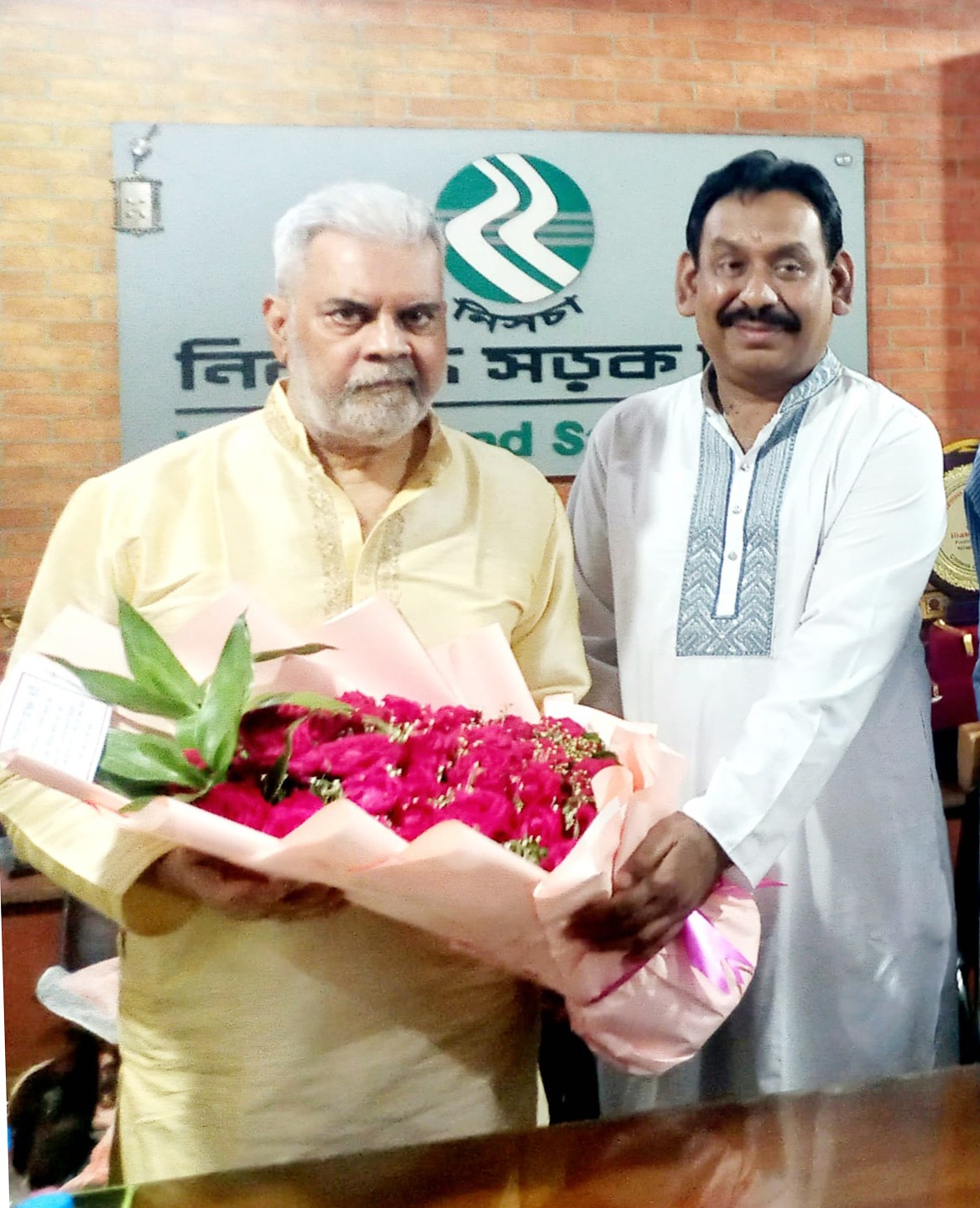 নিসচার প্রতিষ্ঠাতা ইলিয়াস কাঞ্চনের দ্রুত সুস্থতা কামনায় ফুলেল শুভেচ্ছা