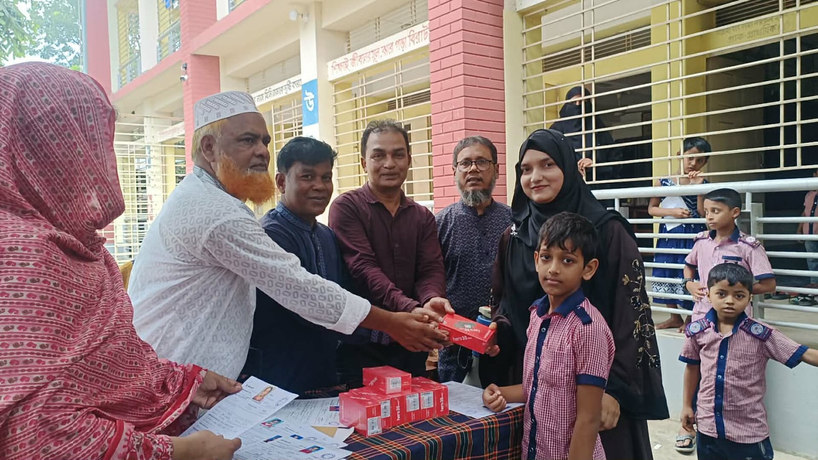 বাঘায় ১০ শিক্ষার্থী পেল শিক্ষাবৃত্তি, উপহার হিসেবে অভিভাবকদের দেওয়া হলো মোবাইল ফোন