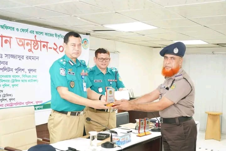 ট্রাফিক বিভাগের ৩১ পুলিশ সদস্যকে পুরস্কৃত করলেন কেএমপি কমিশনার