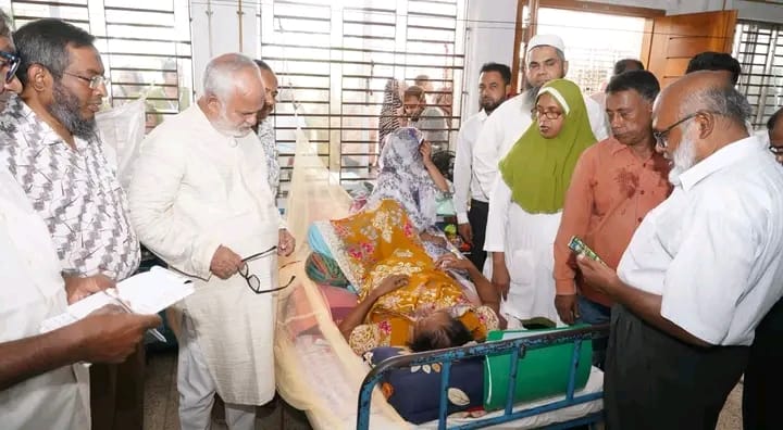 ডেঙ্গু রোগীদের চিকিৎসার খোঁজ নিলেন কেসিসি প্রশাসক নজরুল ইসলাম মঞ্জু