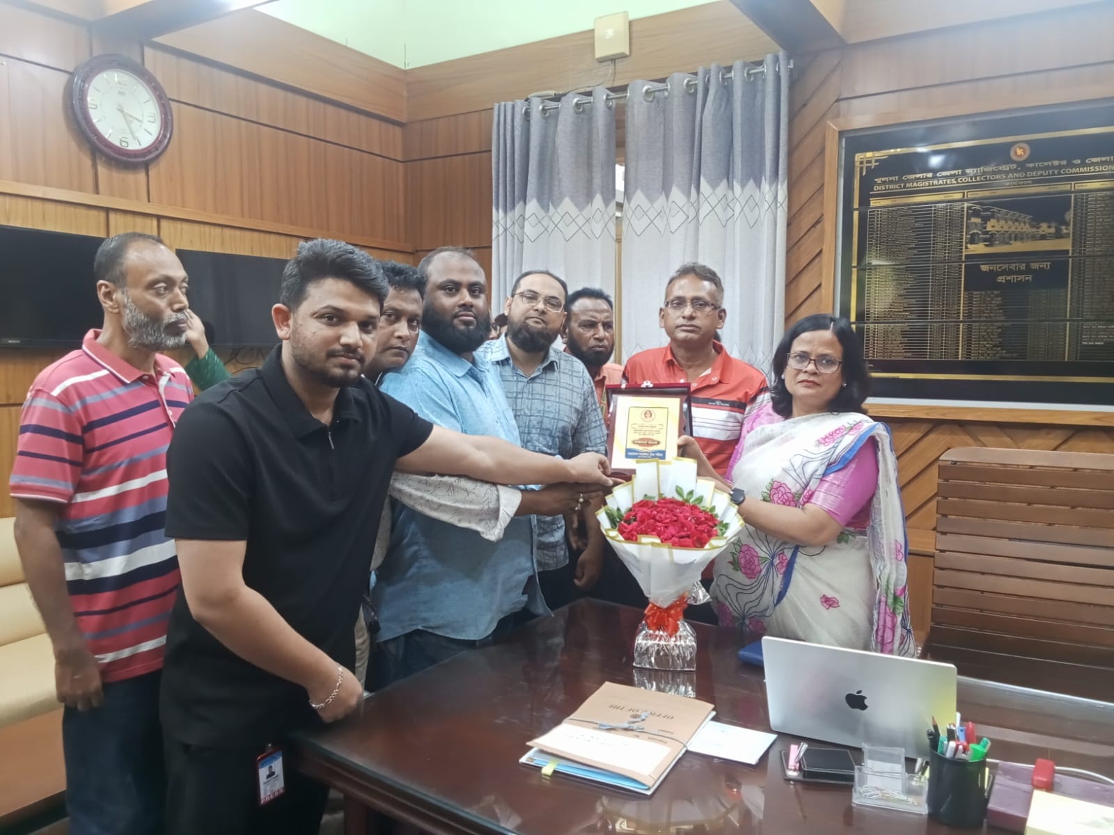 দৈনিক স্বদেশ বিচিত্রা ও বাংলাদেশ সাংবাদিক ঐক্য পরিষদের পক্ষ থেকে খুলনা জেলা প্রশাসককে সম্মাননা স্মারক প্রদান