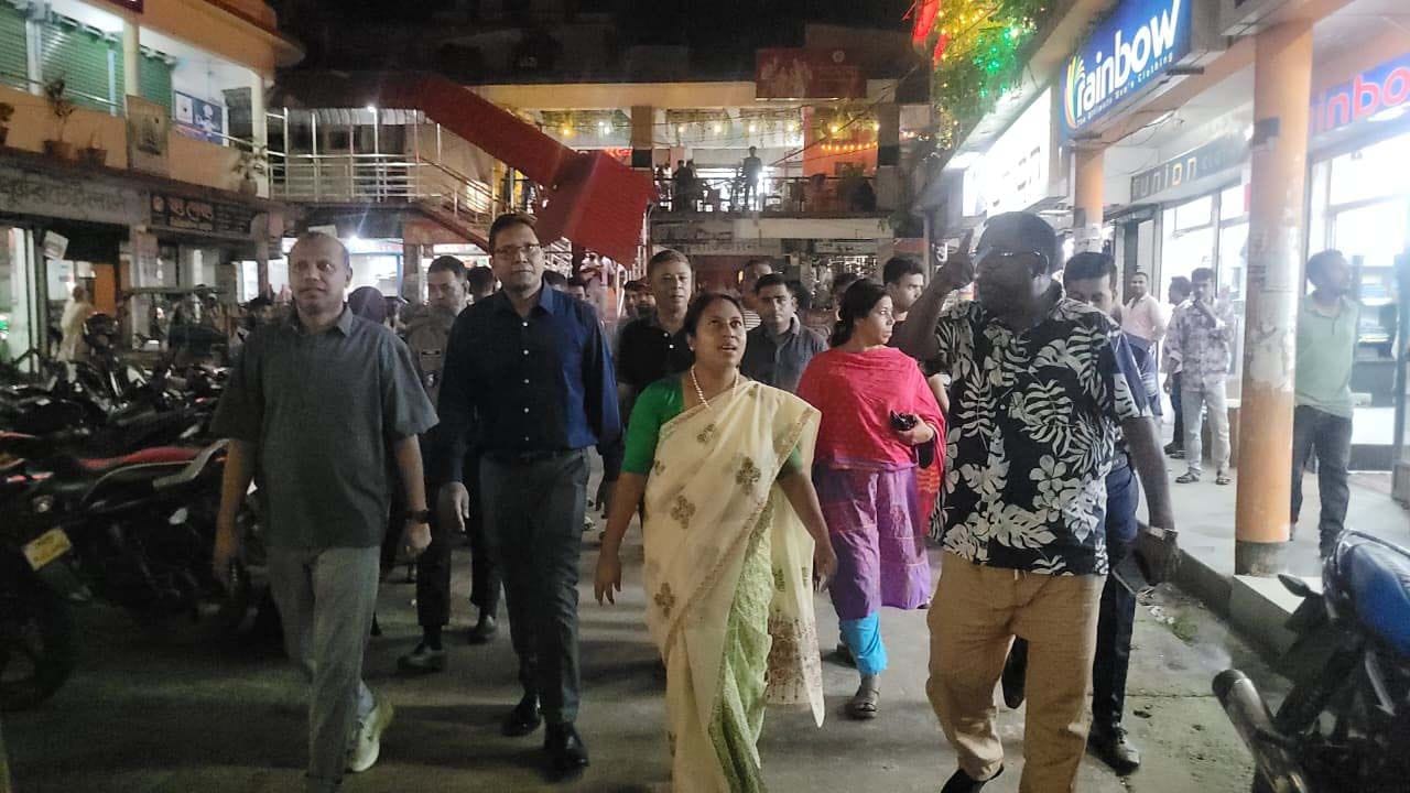 রাত ৮টার পর দোকানপাট বন্ধ, শেরপুরে সরকারি নির্দেশনা বাস্তবায়নে প্রশাসনের প্রচারণা