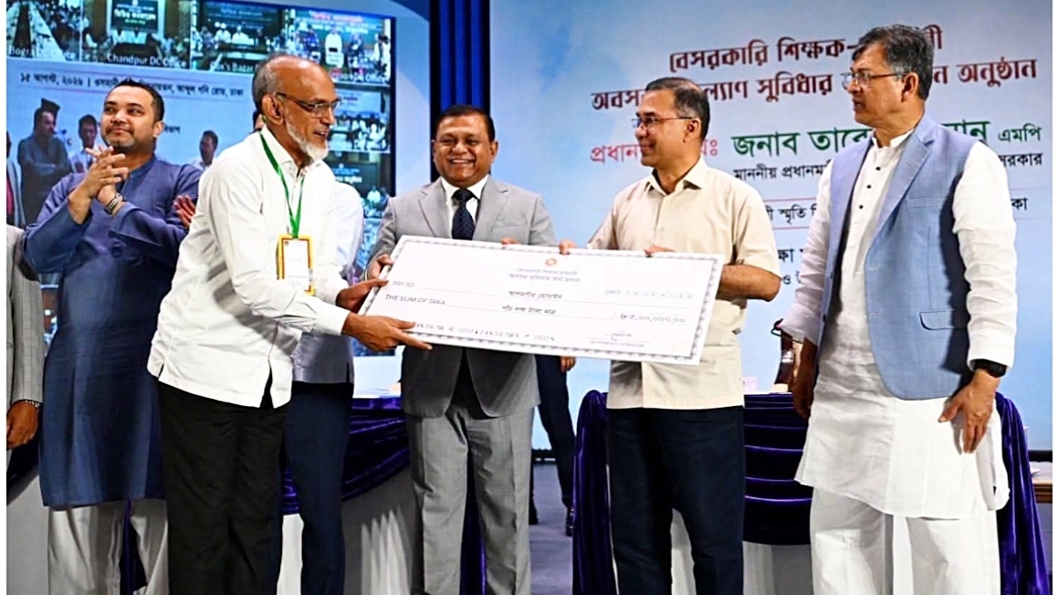 প্রধানমন্ত্রীর হাত থেকে চেক নিলেন আলমগীর হোসেন